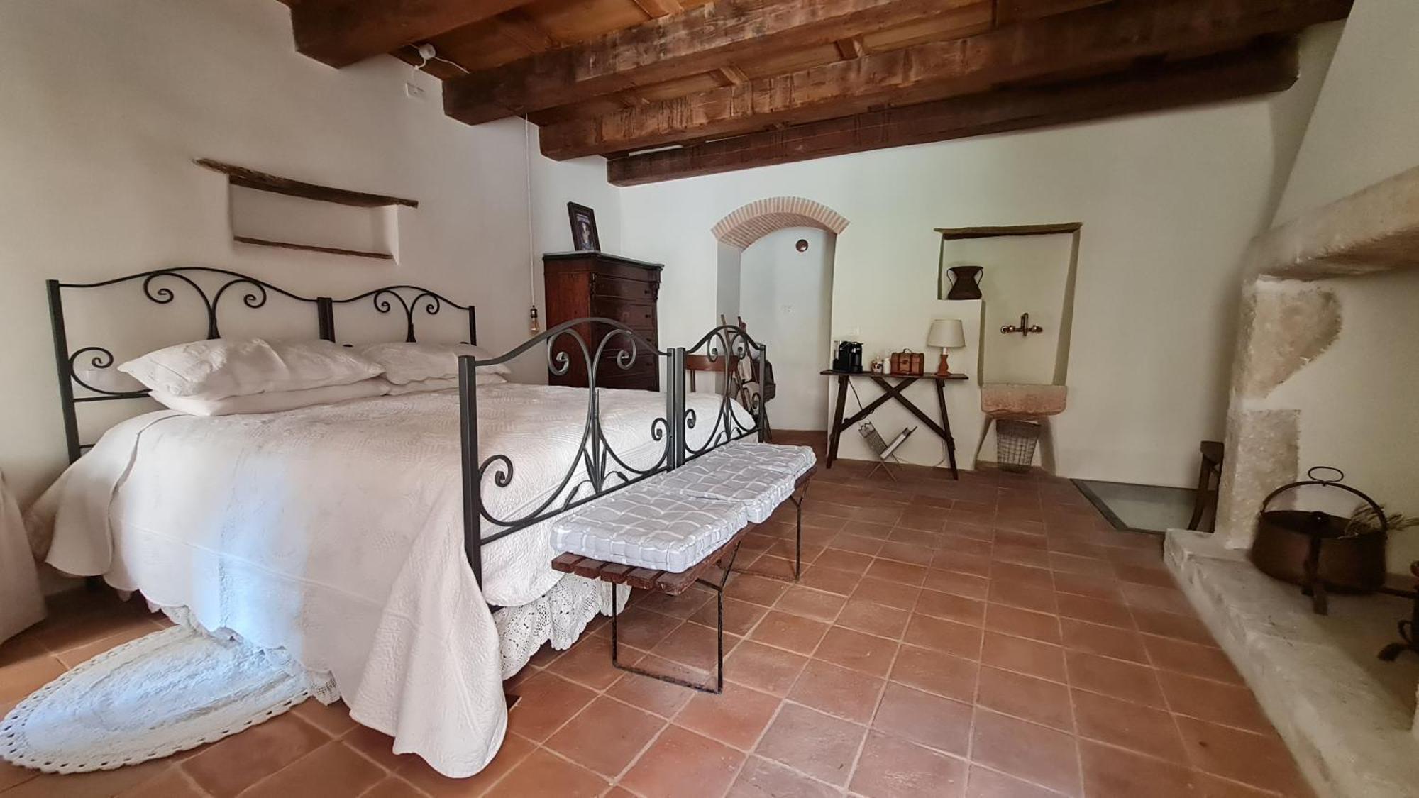 Palazzo Pirro Dimora Storica Bed & Breakfast Acciano Exterior photo