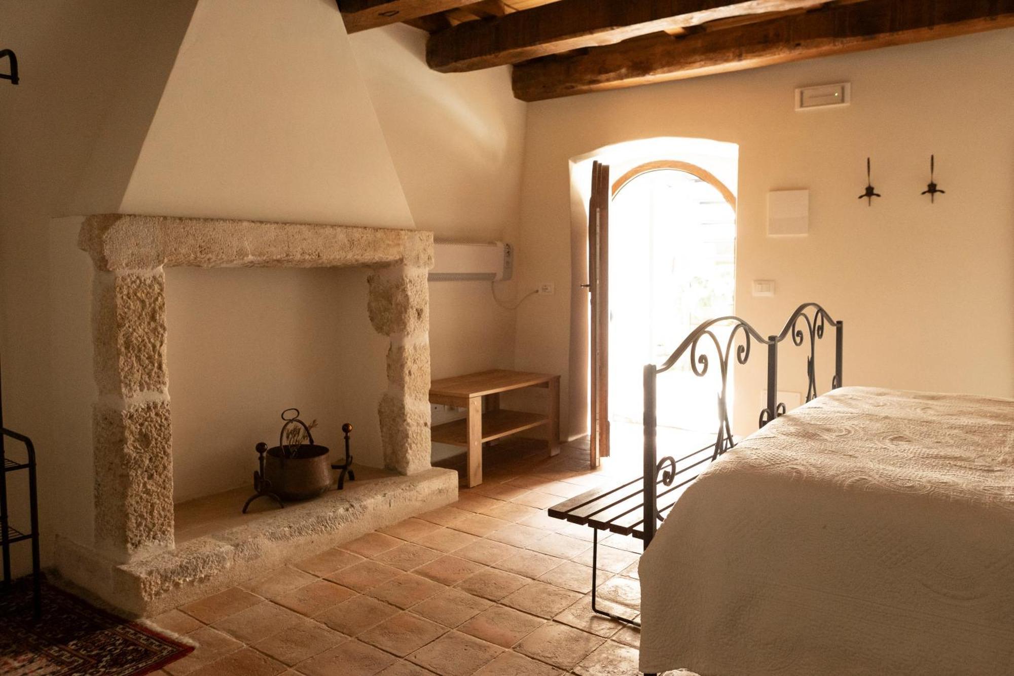 Palazzo Pirro Dimora Storica Bed & Breakfast Acciano Exterior photo